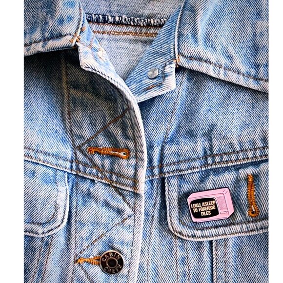 "I FALL ASLEEP TO FORENSIC FILES” TV OIL DRIPPED ENAMEL PIN LAPEL PIN BROOCH NWT - Picture 12 of 13